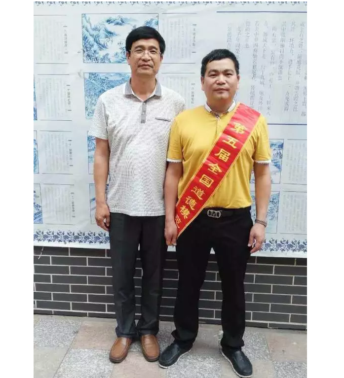 制砚大师与黄勃立的合影